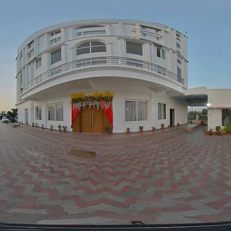 Tathastu Hotels & Banquet Hall Pipra Dewās 외부 사진